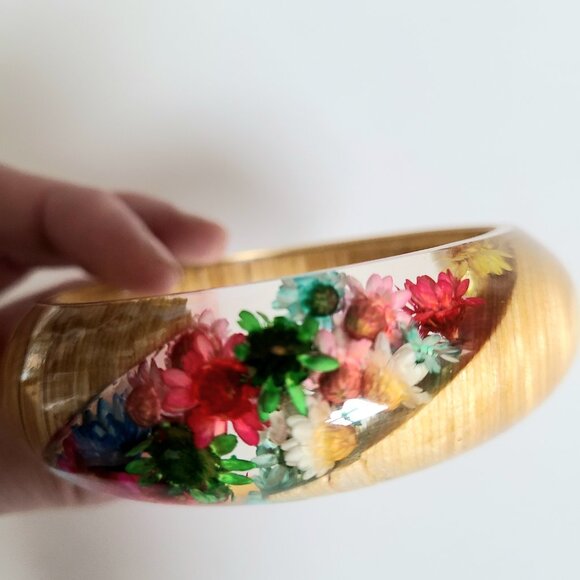 Lucite/celluloid chunky bangle with real dry flowers. - Picture 2 of 9